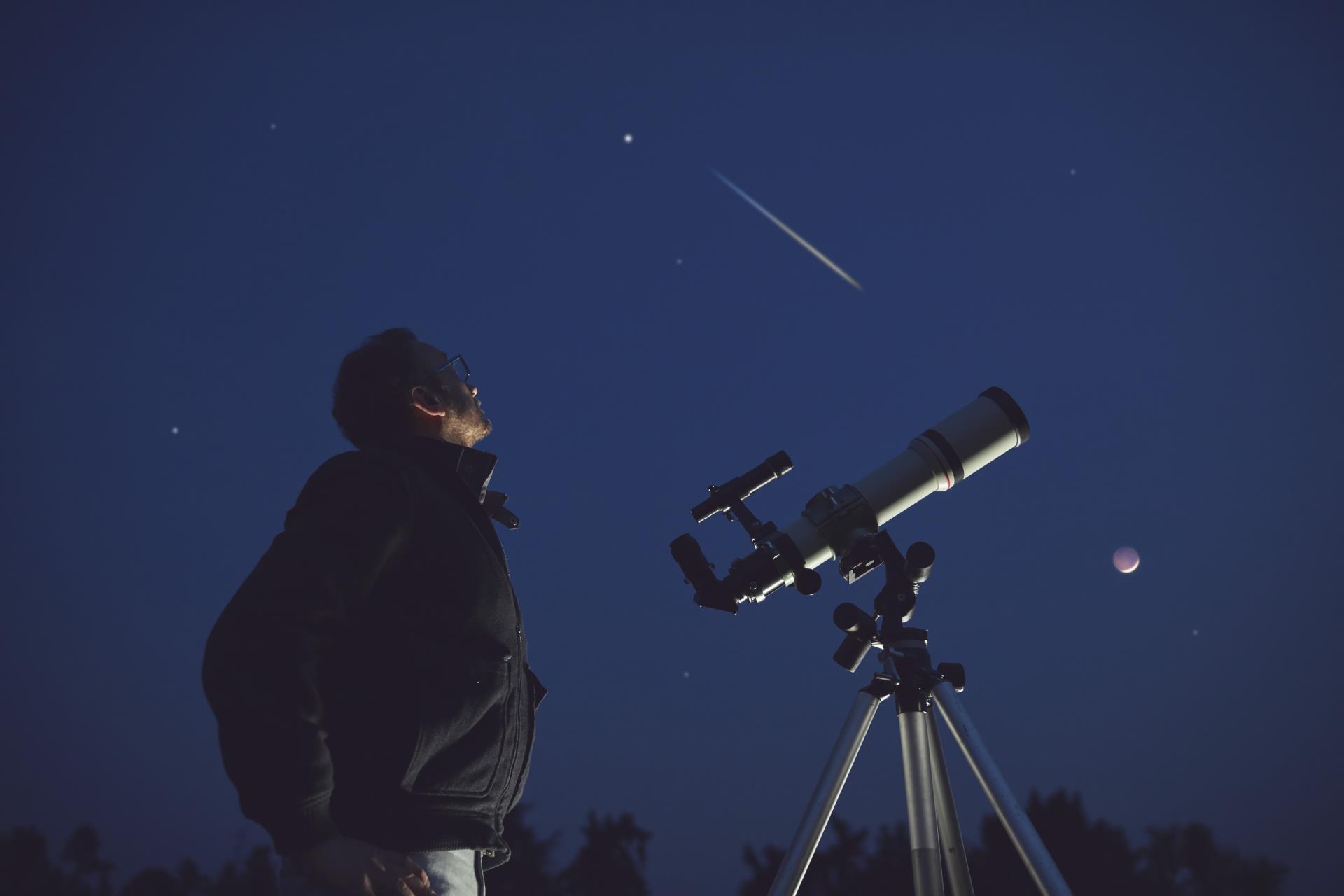 Picture: Budding astronomer? Enjoy free stargazing sessions!